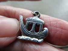 VINTAGE SILVER TONE CUTE OLD GONDOLA VENICE BOAT FOB CHARM PENDANT NECKLACE UK