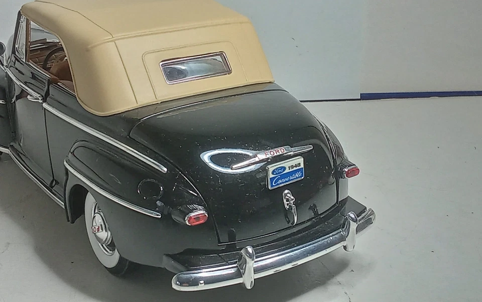 ROAD SIGNATURE 1/18 FORD CONVERTIBLE 1948 BON ETAT SANS BOITE gé C9 - Photo 4/4