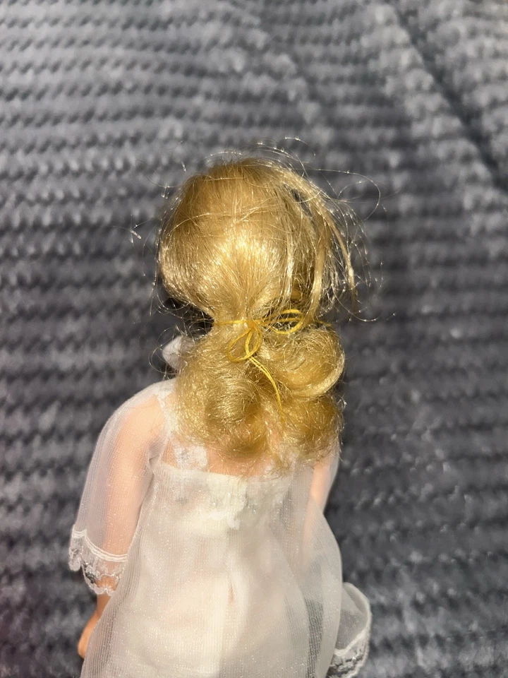 Muñeca Barbie vintage y muñeca Stacy con varias prendas y zapatos vintage Foto 3 de 4