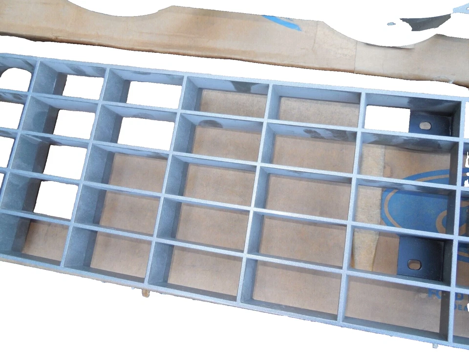 Par de inserções de grade dianteira Ford Torino & Ranchero NOS 1971 D1OZ-8150-A - Imagem 2 de 4