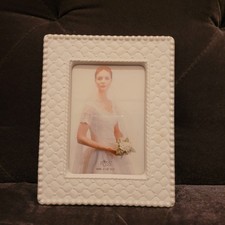 New Russ 3 x5 Photo Frame White Cushion Pearl Edge Look Easel for Tabletop