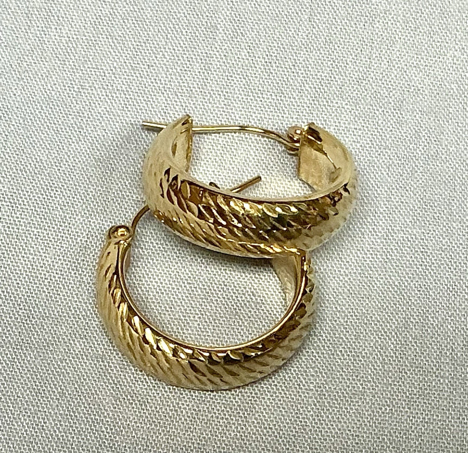 14K Yellow Gold Diamond Cut Hoop Earring 1.5 Grams