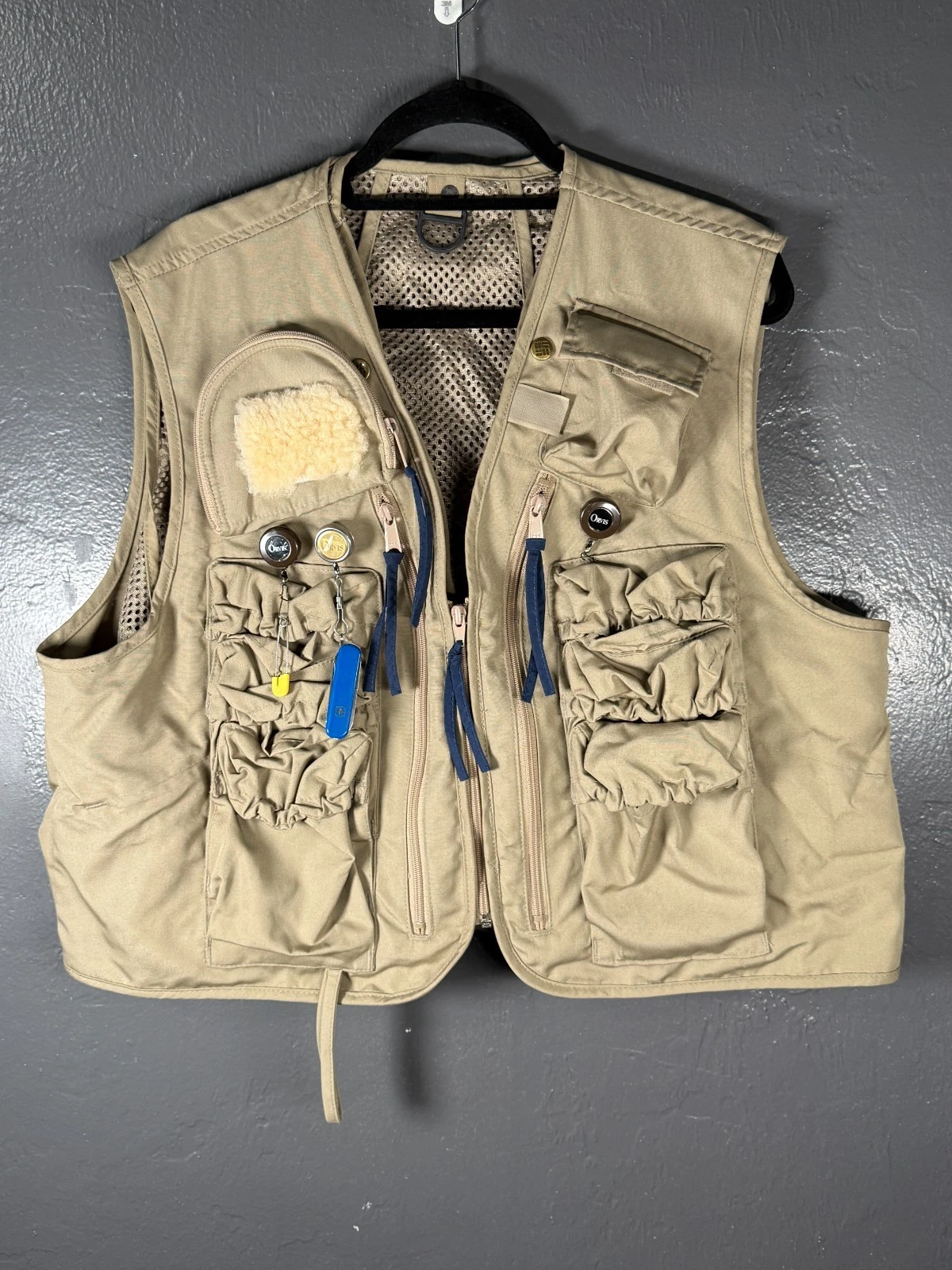 Columbia men's fly fishing vest with liner size large + extras Swiss Army Knife