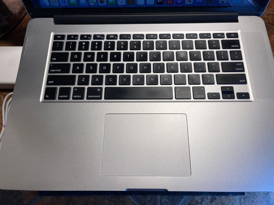 Apple MacBook Pro 15in Laptop (2015) 256gb (2.2 gHz Quad i7) 16gb Ram {BigSur} - Image 4 of 4