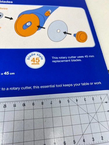 FISKARS 2-Piece Rotary Cutting Set for Sewing & Crafting - Cutter & Mat - Picture 5 of 5