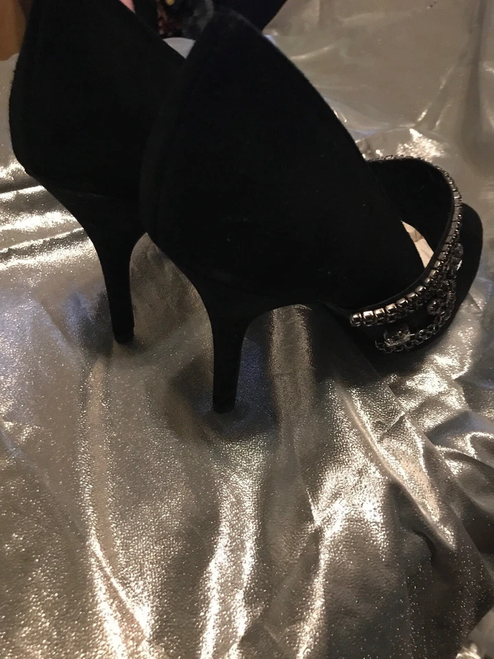 Zapatos de salón de noche elegantes de terciopelo con cuentas negras para mujer de MARK Foto 4 de 4