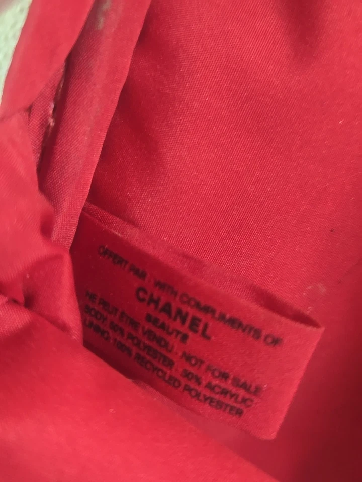 "Chanel Beaute Bolsa Vacaciones 2022 Evento Limitado Rojo 5"" x 7""" Foto 2 de 4