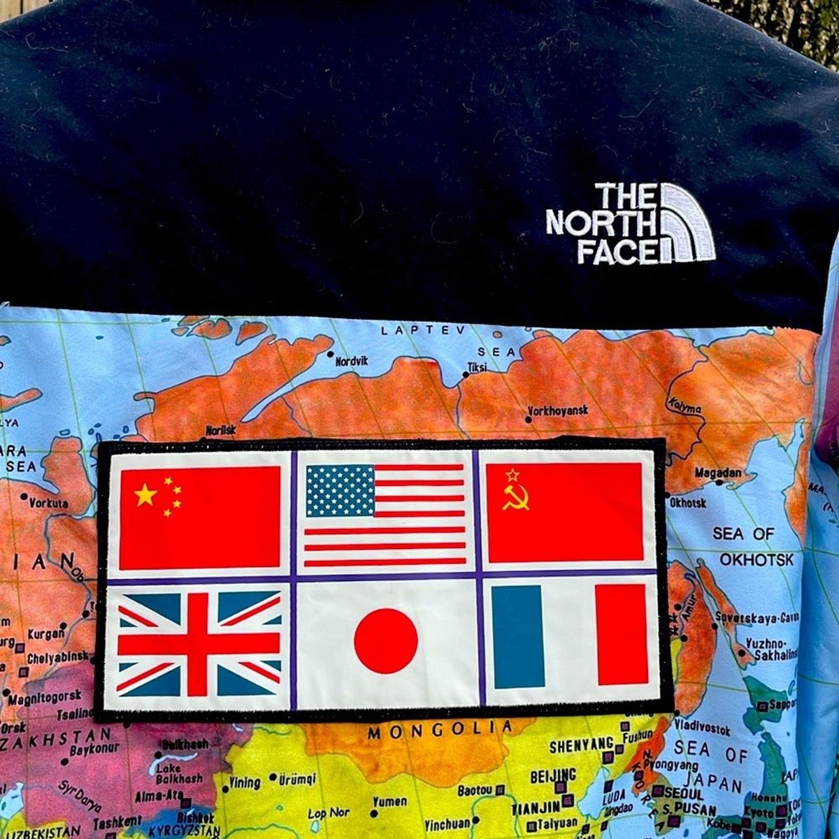 Supreme The North Face expedition coaches jacket size M NWT Supreme The North Face expedition coaches jacket size M NWT