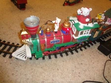 New Bright Holiday Express Dillards BEARS LOCOMOTIVE Engine Train cc VIDEO EXC