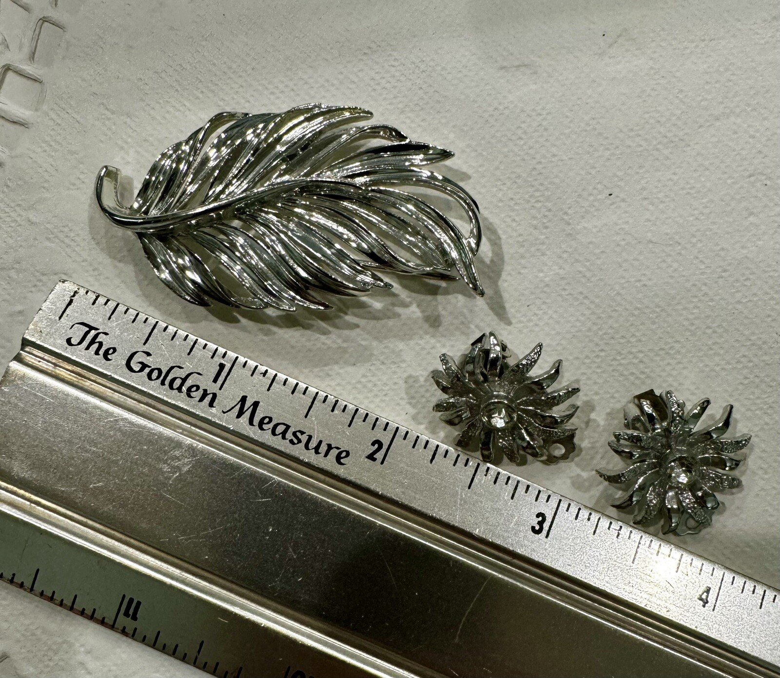 Vintage Lisner Signed Leaf Shape Silver Tone Broo… - image 8