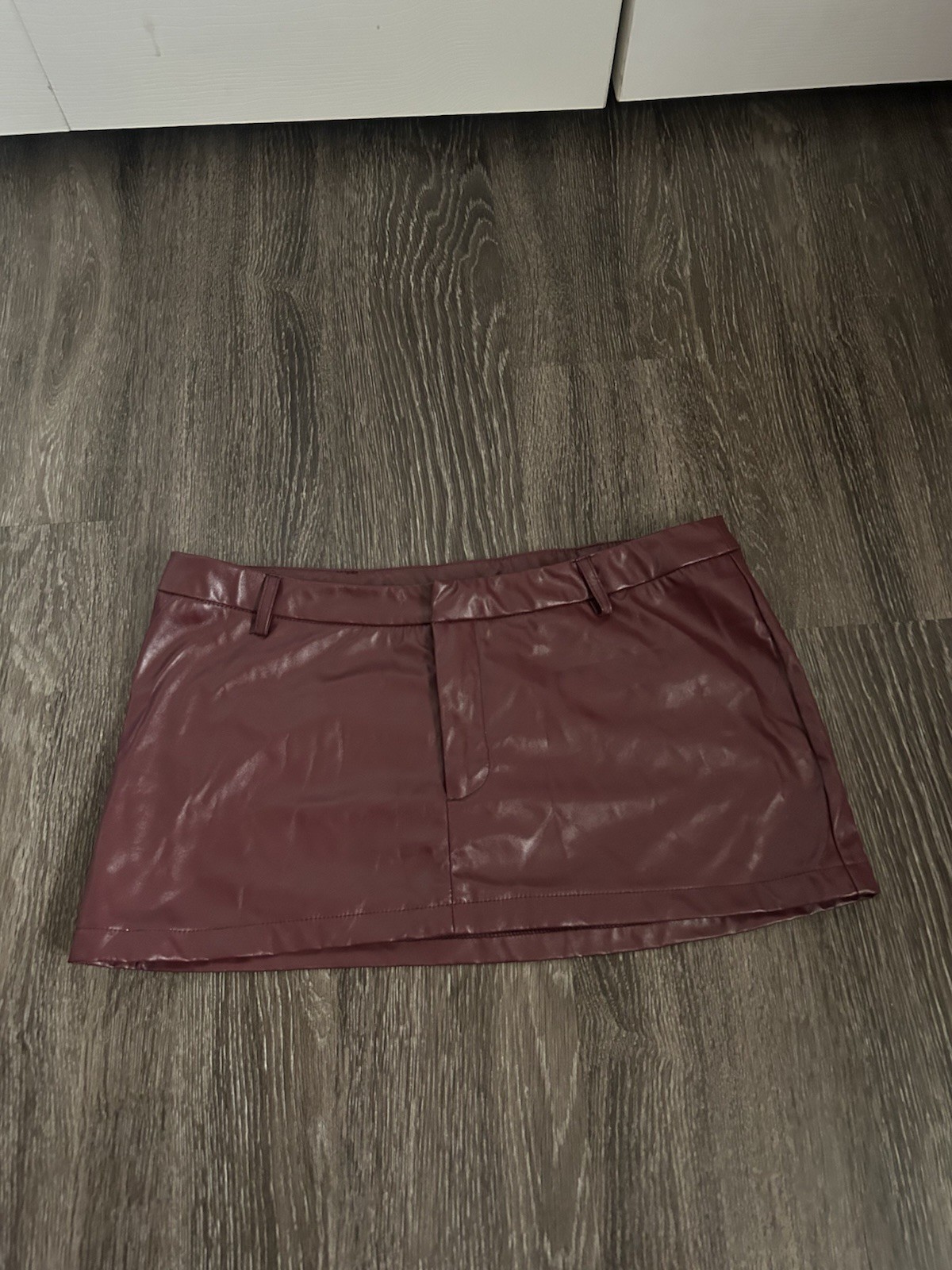 Burgundy faux leather mini micro skirt with pockets. Size: M shein