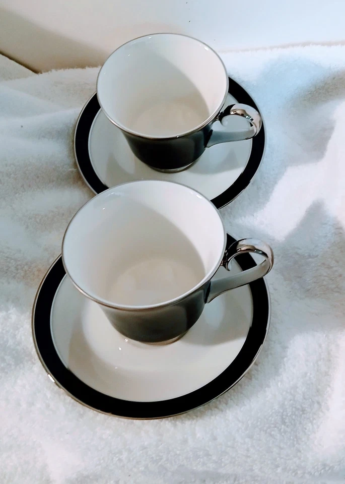 Taza de té y platillo Carico Mystique 7955 Fine China 2 juegos negro, blanco y plateado Foto 3 de 4