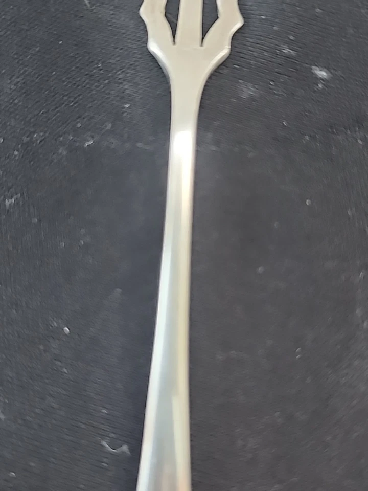 Webster Co. Tenedor de limón de 3 clavijas con mango perforado de plata de ley de 5" Foto 3 de 4