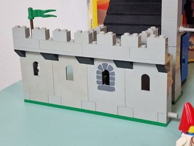 Lego Vintage Set Legoland Castle 6067 Guarded Inn, with box and instructions
