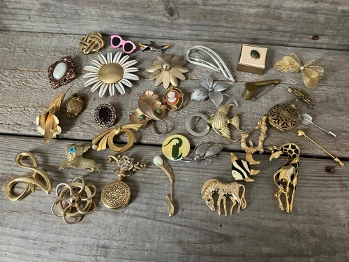 Lot Vintage Costume Jewelry Brooches Rhinestone Enamel Faux Pearl Some Signed