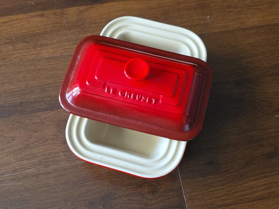 LE CREUSET CAZUELA RECTANGULAR DE GRES CON TAPA - Rojo Cerise Foto 2 de 4