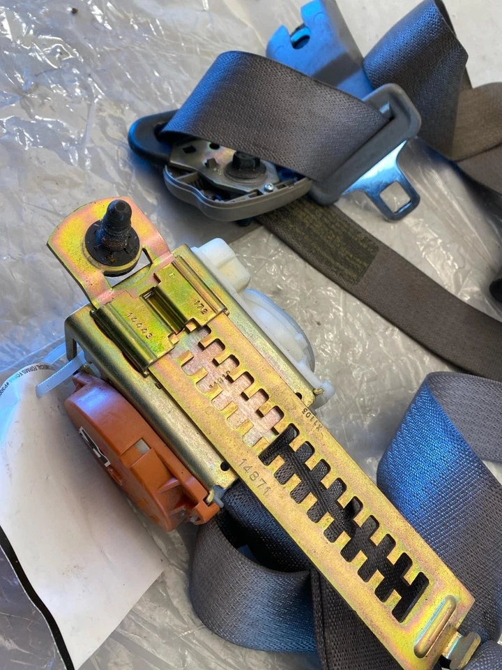 2001 OldsMobile Alero GL задний ремень безопасности натяжитель правая сторона пассажира - Изображение 3 из 4