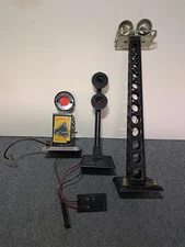 3-MARX TRAIN ASSORSORIES CIRCUIT BREAKER-TRAFFIC LIGHT- METAL BEACON FLOOD LIGHT