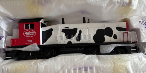 MTH MARBURGER DAIRY TRAIN SET , ENGINE , CABOOSE , AND 4 CARS . 30-21015-1