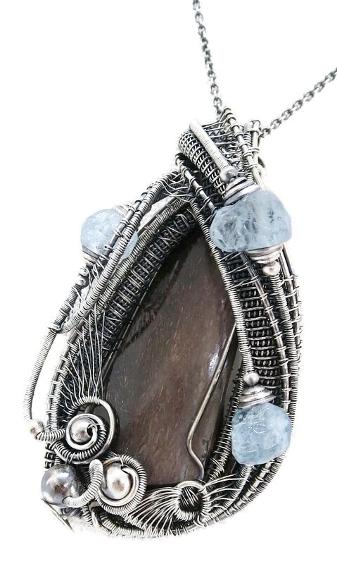 Colgante de hueso de dinosaurio agatizado y aguamarina envuelto en alambre en plata de ley Foto 3 de 4