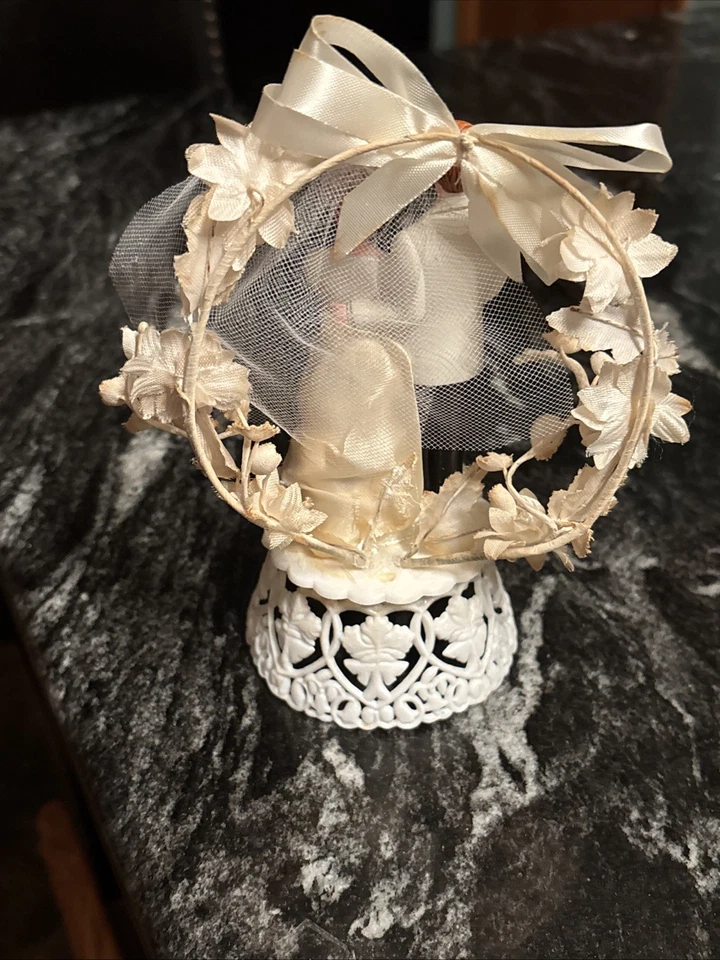 "Vestido de satén y flores de colección 1959 para adorno de pastel de boda con base de plástico, 7"" de alto" Foto 2 de 4