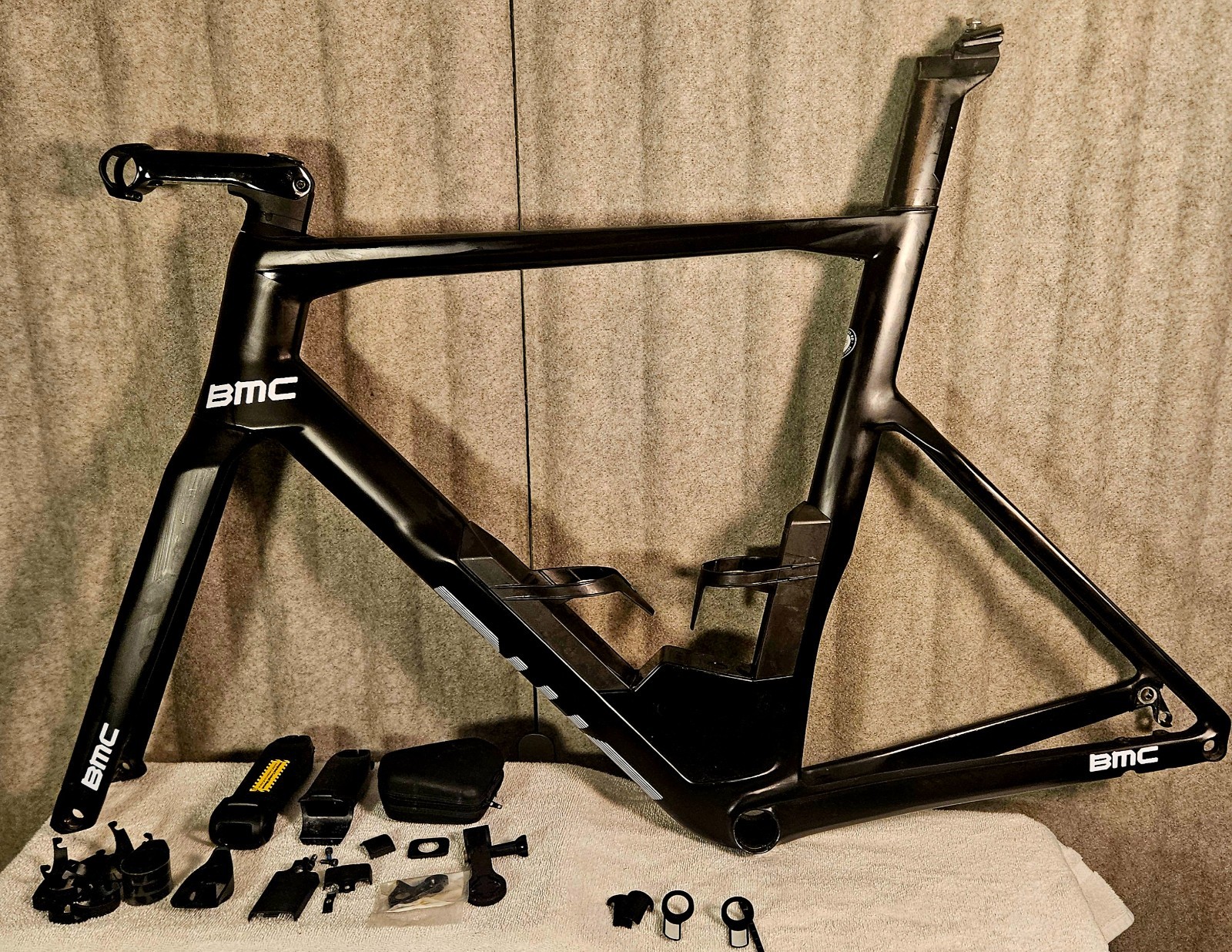 BMC TIMEMACHINE ROAD 01 MOD Carbon Disc Brake Frameset. SIZE 58cm. Extra Stems