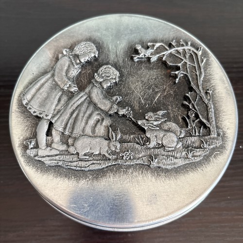 Silberdose mit Szene auf Deckel