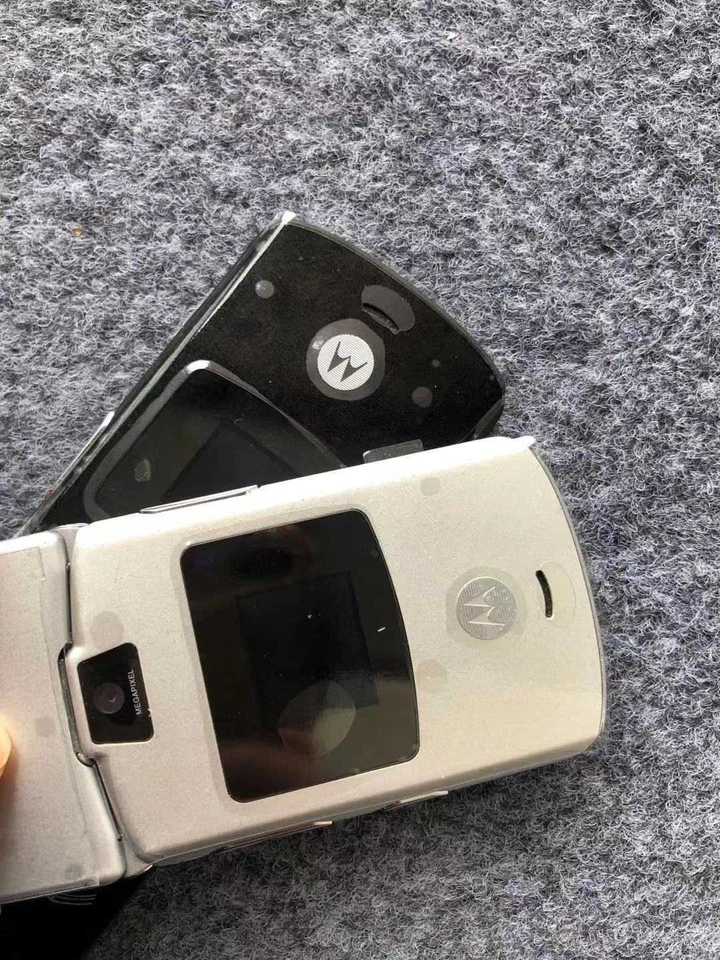 Very New Motorola RAZR V3 Original Unlocked 2.2 inches GSM 850 / 900 / 1800 - Image 3 of 4