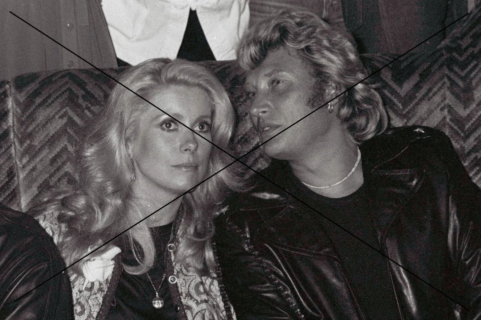 PHOTO DE CATHERINE DENEUVE JOHNNY HALLYDAY - Photo 1/1