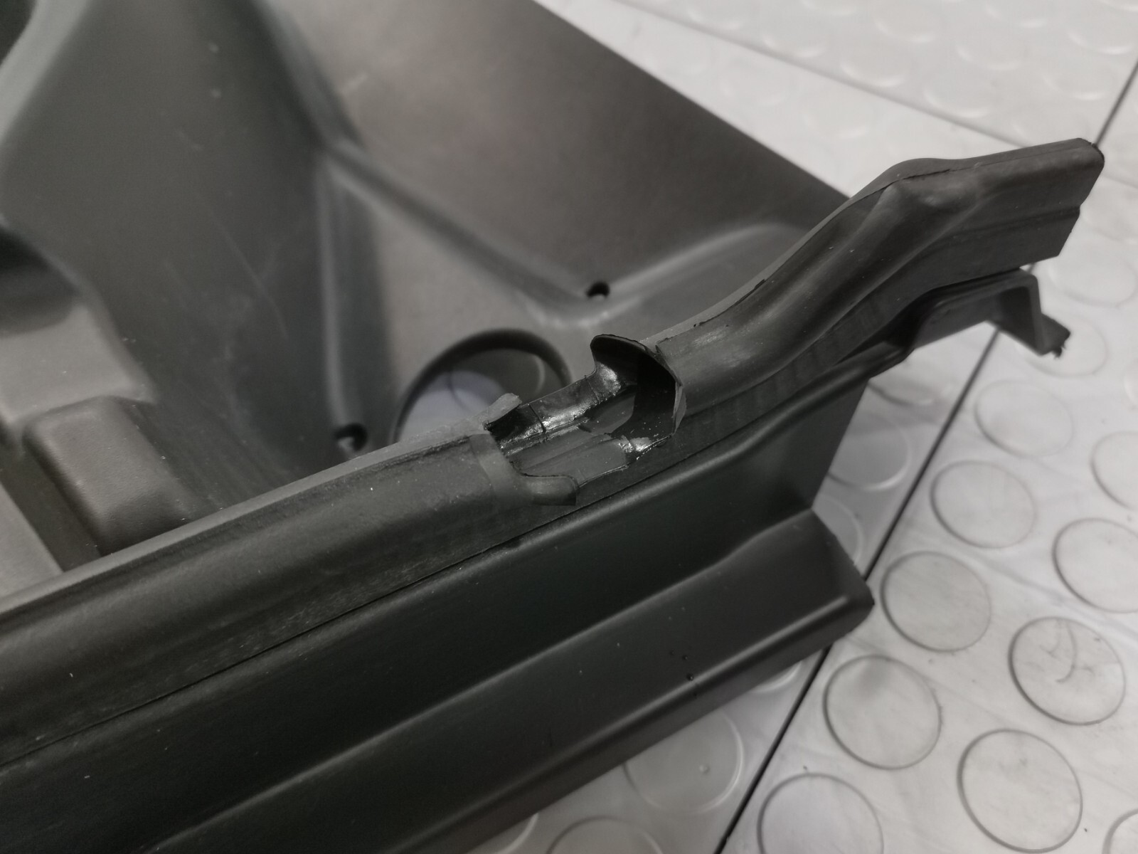 17-20 MASERATI Levante FRONT WINDSHIELD WIPER COWL COVER PANEL 670041959
