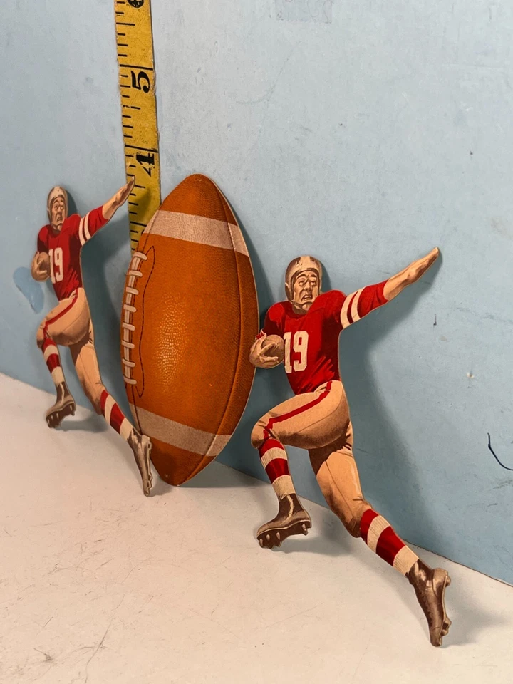 Camiseta y fútbol vintage de cartón con recortes de jugador de fútbol rojo Foto 2 de 4