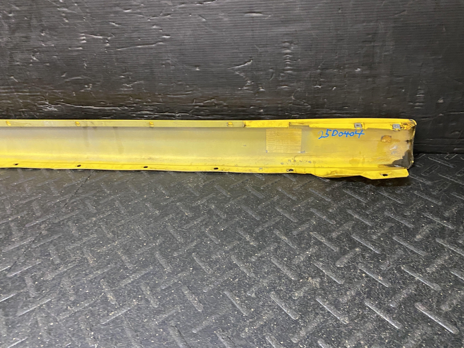 02-06 MASERATI SPYDER DRIVER LEFT ROCKER PANEL TRIM SIDE SKIRT MOULDING YELLOW