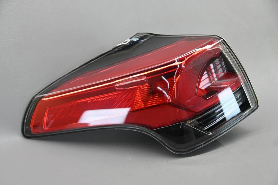 ¡NUEVO! TOYOTA RAV4 2016-2018 CONDUCTOR IZQUIERDO EXTERIOR HALÓGENO LUZ TRASERA DEPÓSITO Foto 2 de 4