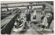Kajakfahrer auf Schleppdampfer - Brücke - Altes Foto 1930er
