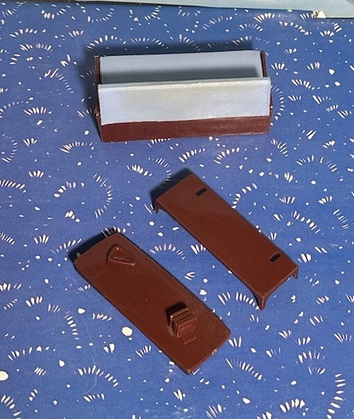 Mesa de centro de televisión sofá/sofá azul para casa de muñecas Marx Imagination Foto 4 de 4