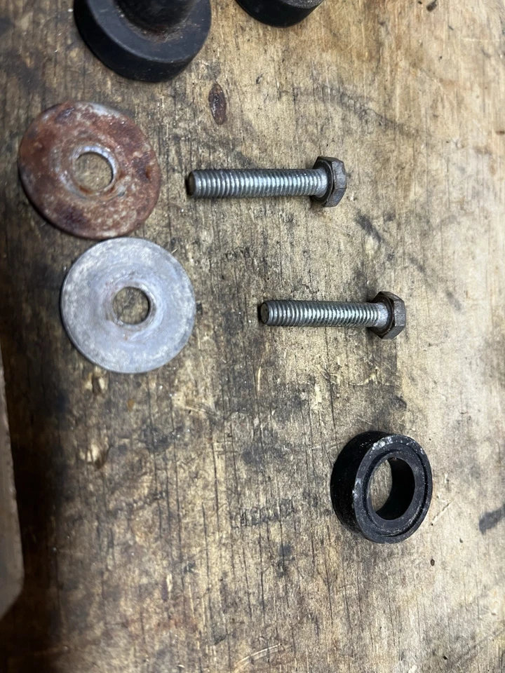 Suzuki GS550L GS 550 L 1982 pernos de montaje del tanque de gasolina Foto 4 de 4