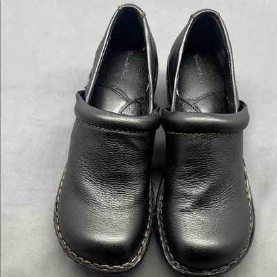 Nursing Clogs or Mules.  Leather upper Size 7M  Thom McAn  New condition