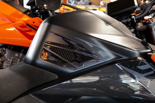 Tankpad Carbon Optik Negro 3D Pegatina Moto Compatible con KTM 990 Duke - Imagen 2 de 6