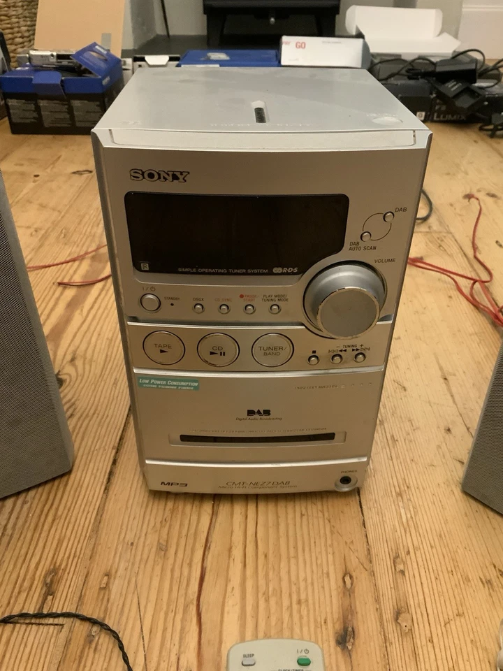 Sony CMT-NEZ7 DAB Micro Hi-Fi DAB/CD/Cassette System with Speakers and Remote - Image 2 of 4