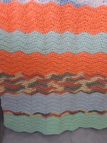Manta vintage hecha a mano de ganchillo afgana para bebé en zig zag naranja pastel - Imagen 4 de 15