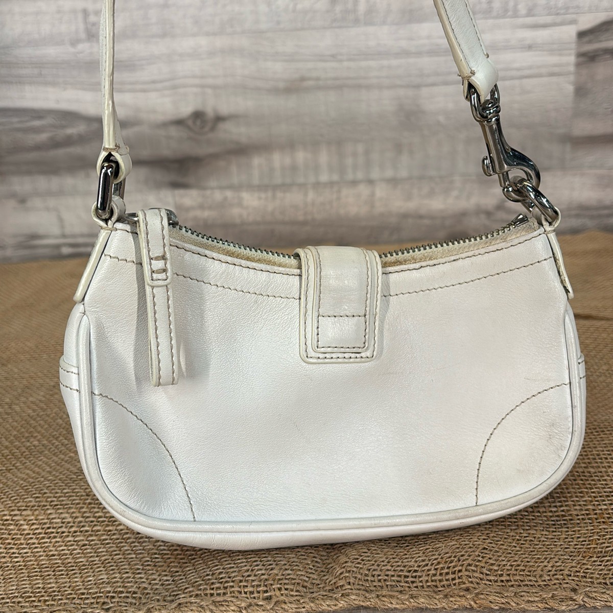 バッグ vintage coach hampton one shoulder bag Vintage Coach Hamptons Leather Buckle Demi shoulder bag- White