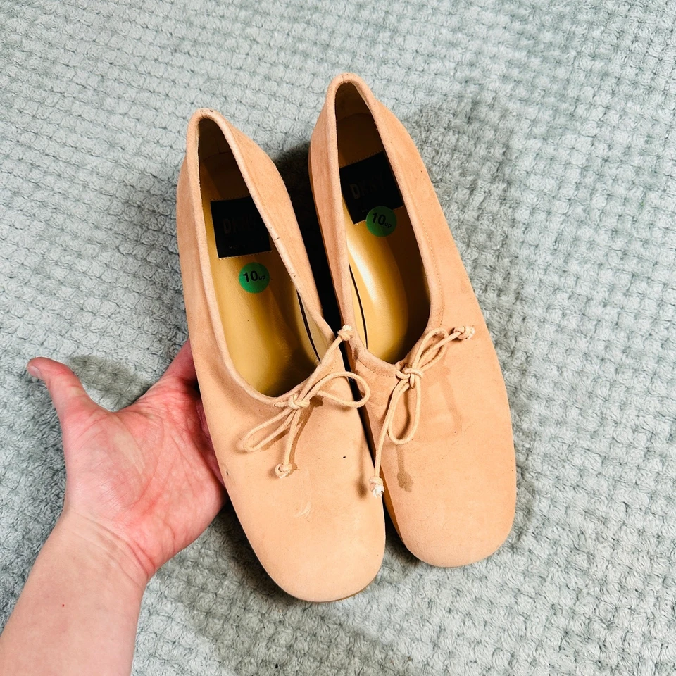 Adorable Babydoll de terciopelo rosa punta redonda arco ballet tacón bajo de gatito para mujer 10 DKNY Foto 2 de 4