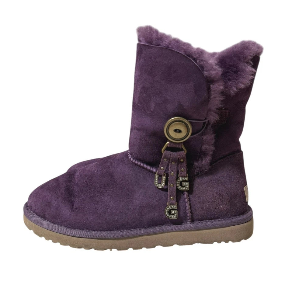 UGG Australia Azalea Charm Boot 麂皮羊皮靴女式 9 码紫色二手状况完好 — 第 2/4 张图片