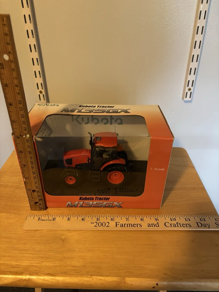 Trator Kubota M135GX fundido escala 1:32 - Novo na caixa - Imagem 2 de 4