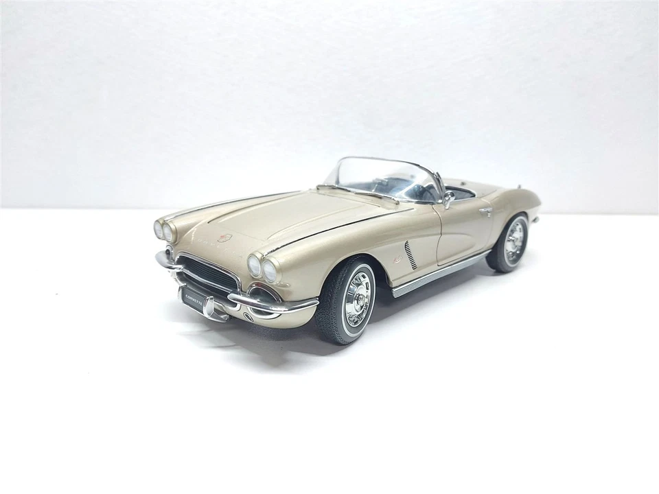Chevrolet Corvette Spider Hard-Top Beige del 1962 - 1/18 Autoart art. 71101 - Immagine 3 di 4