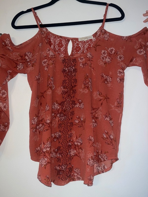 womens Rewind rust colored floral cold shoulder blouse sz med