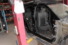 08-15 Nissan Xterra 4.0l Passenger Right Side Rocker And Post Cut