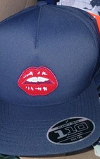 Rare New Extracurricular Golf Flexfit Tech 110 Kiss Red Lips SnapBack Blue Hat