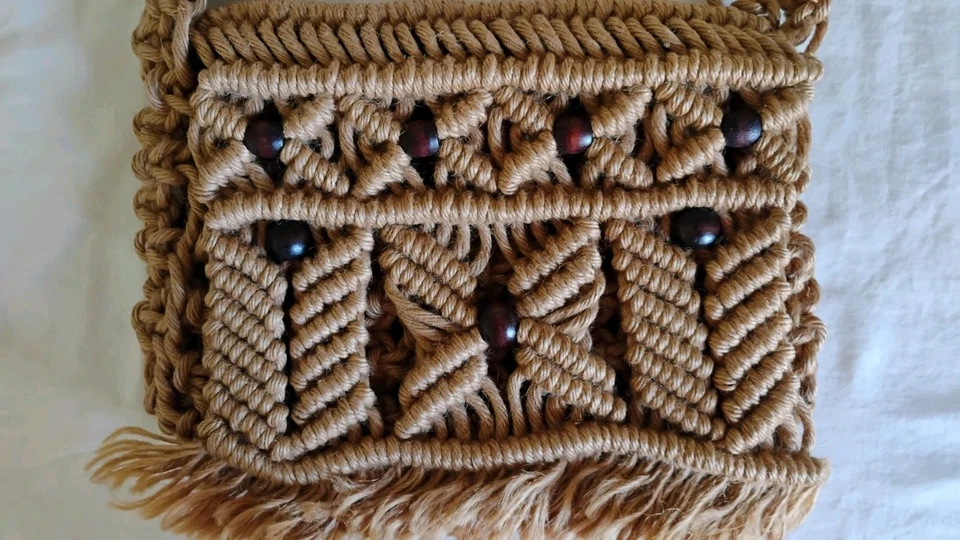 Boho Chic Macramé наплечная сумка подлинный винтажный желтовато-коричневый 70-х узловатый шнур деревянные бусины EUC - Изображение 2 из 4