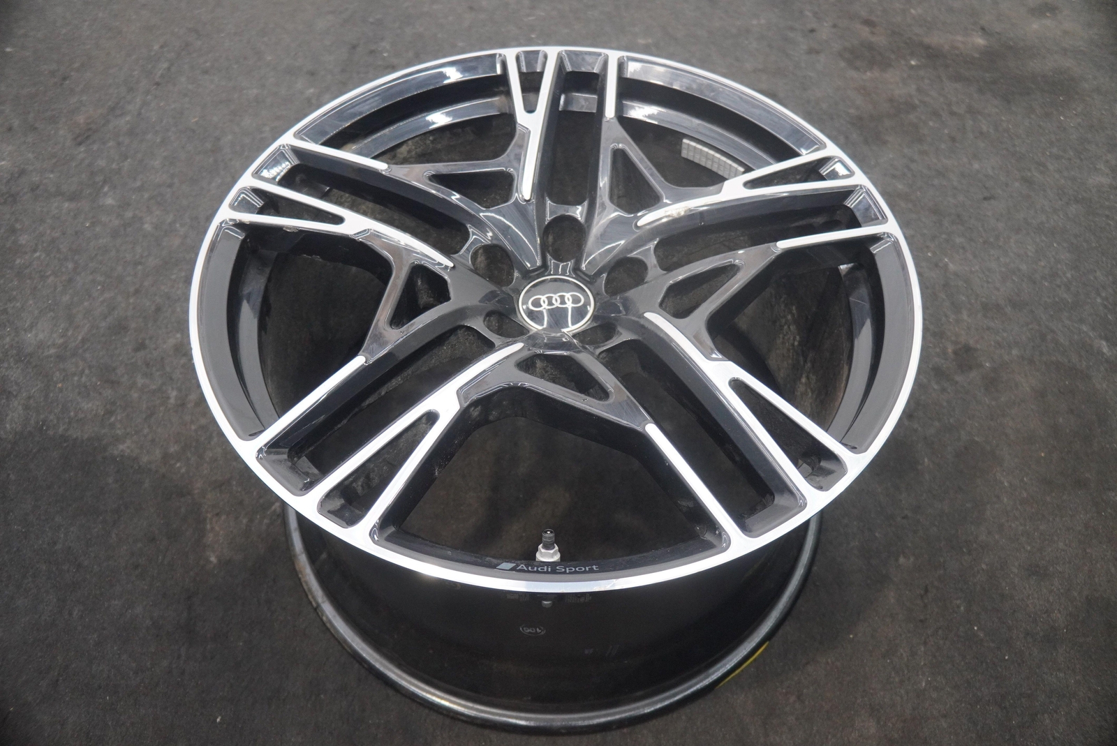 Rear 20X11" 5 Slotted Spoke Black Wheel Rim 4S0601025AJ Audi R8 2021-23 *Note*